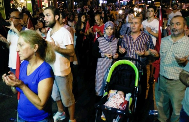 Ak Parti Ataşehir Demokrasi Nöbeti Taçlandırıldı 2016